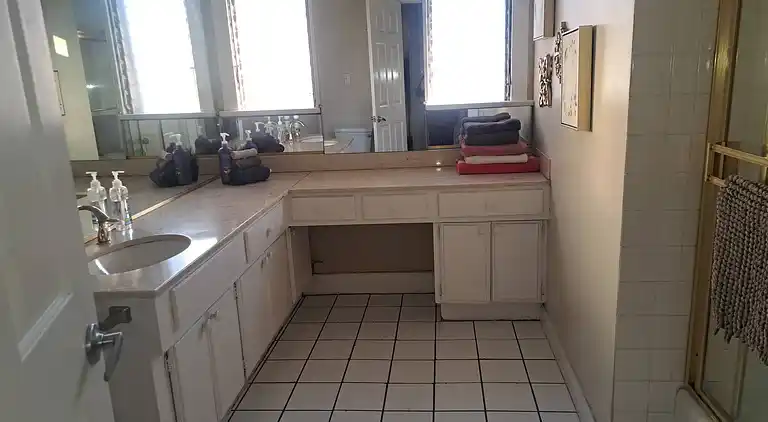3 bedroom plus 2 baths in Beverly hills