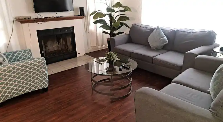 3 bedroom plus 2 baths in Beverly hills