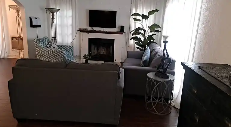 3 bedroom plus 2 baths in Beverly hills