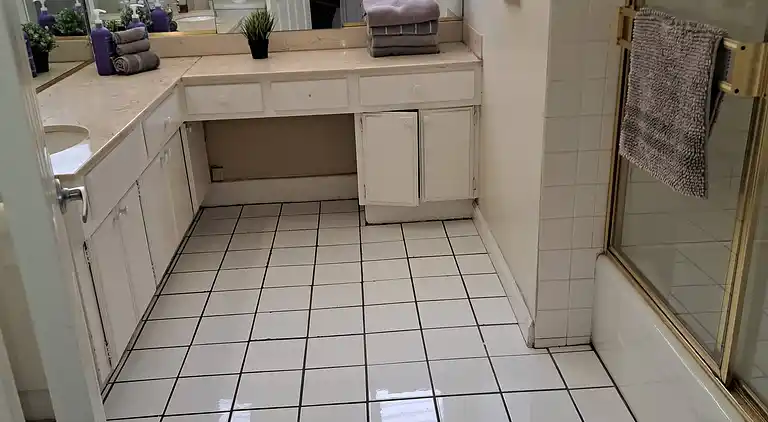 3 bedroom plus 2 baths in Beverly hills