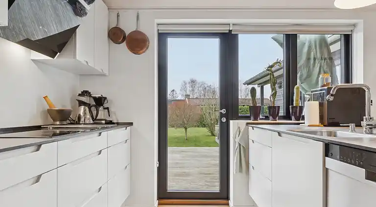 Nyt sommerhus tæt ved sandstrand