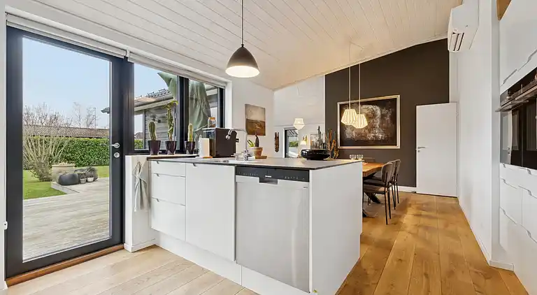 Nyt sommerhus tæt ved sandstrand