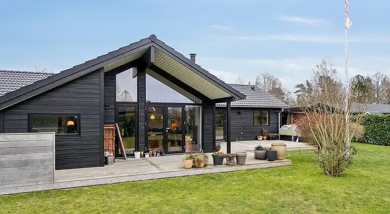 Nyt sommerhus tæt ved sandstrand