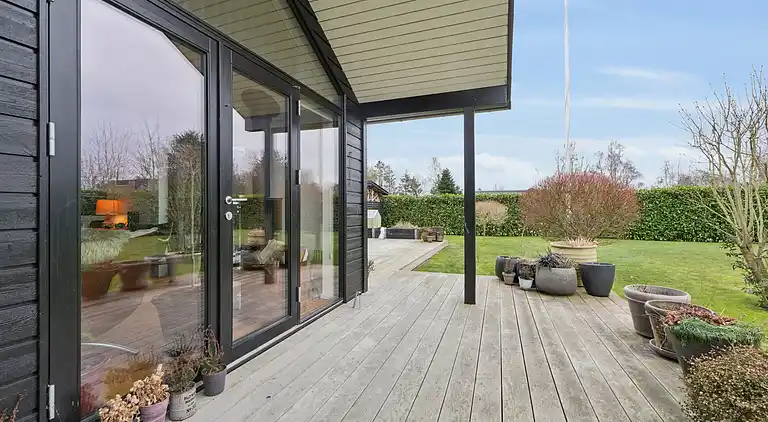 Nyt sommerhus tæt ved sandstrand