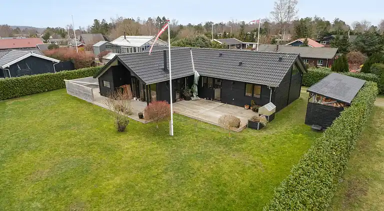 Nyt sommerhus tæt ved sandstrand