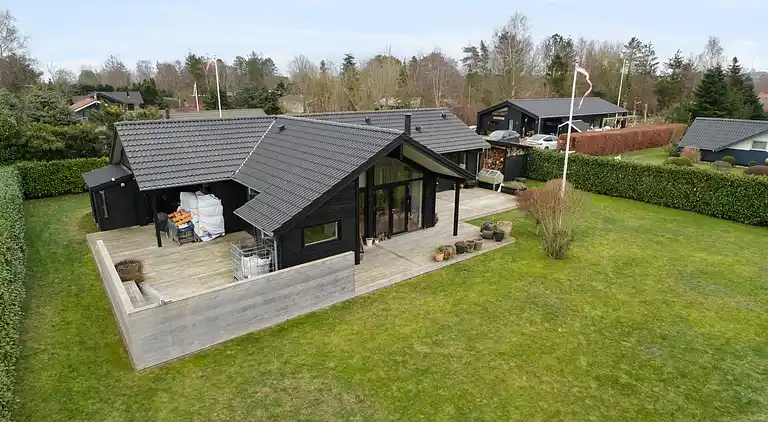 Nyt sommerhus tæt ved sandstrand