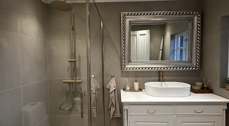 Stort sommerhus tæt på strand og natur