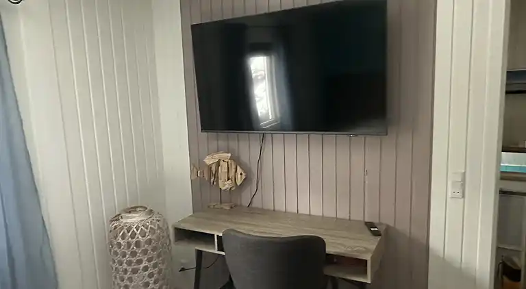 Stilfuldt sommerhus nær strand med stor terrasse