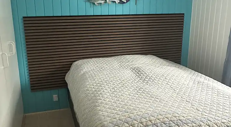 Stilfuldt sommerhus nær strand med stor terrasse