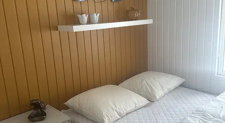 Stilfuldt sommerhus nær strand med stor terrasse