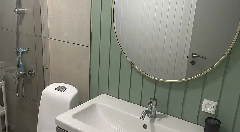 Stilfuldt sommerhus nær strand med stor terrasse