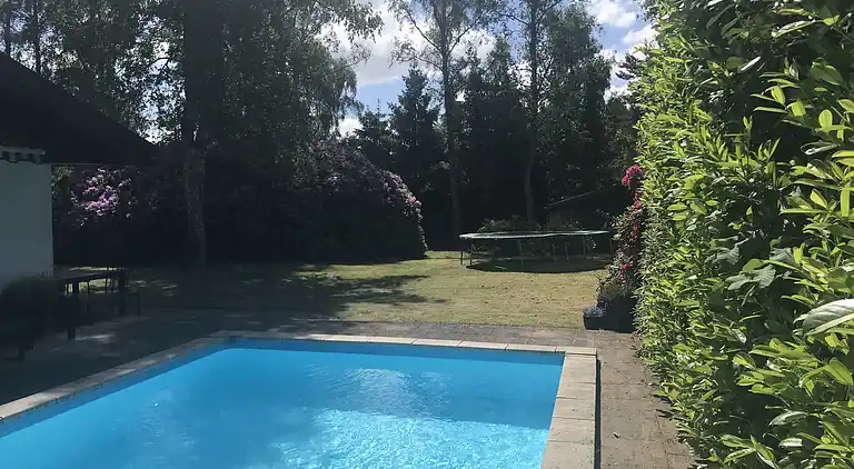 Hyggeligt sommerhus med pool, tæt på strand og by