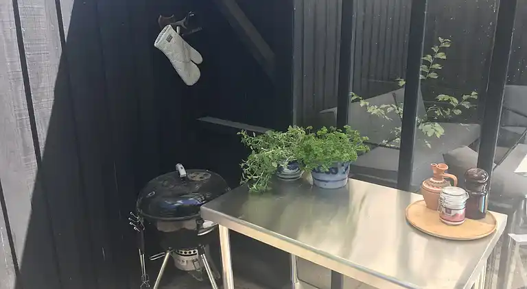 Hyggeligt sommerhus med pool, tæt på strand og by