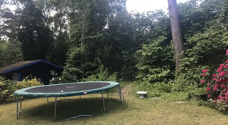 Hyggeligt sommerhus med pool, tæt på strand og by