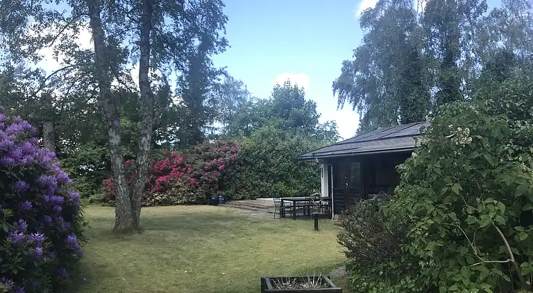 Hyggeligt sommerhus med pool, tæt på strand og by