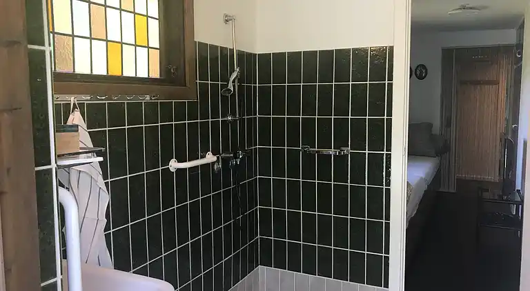 Hyggeligt sommerhus med pool, tæt på strand og by