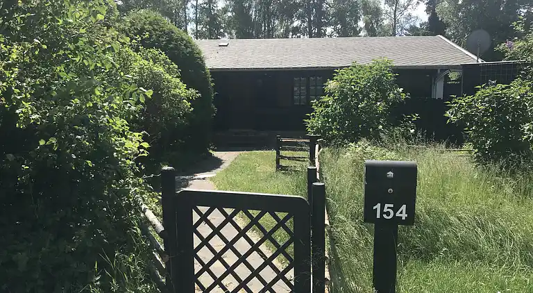 Hyggeligt sommerhus med pool, tæt på strand og by