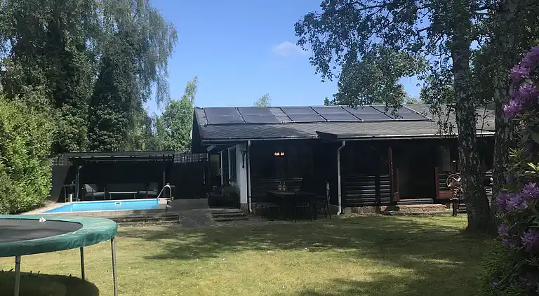 Hyggeligt sommerhus med pool, tæt på strand og by