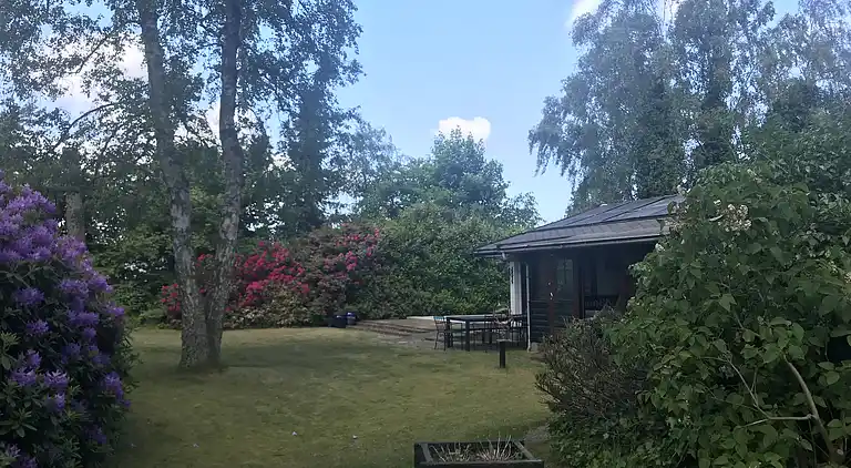 Hyggeligt sommerhus med pool, tæt på strand og by