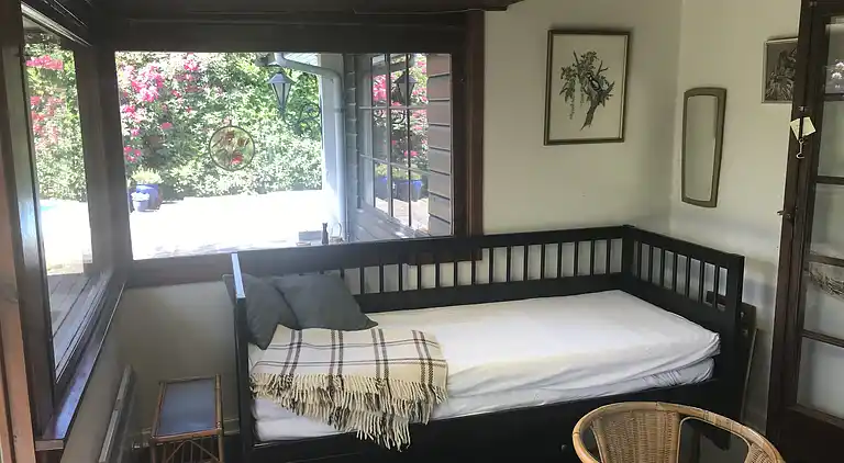 Hyggeligt sommerhus med pool, tæt på strand og by