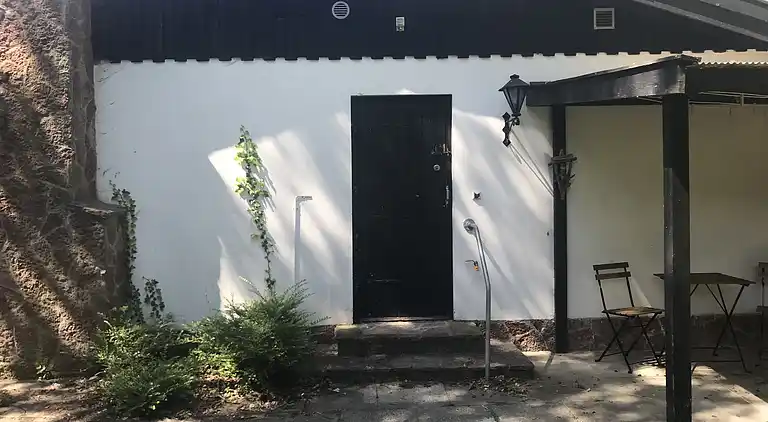 Hyggeligt sommerhus med pool, tæt på strand og by