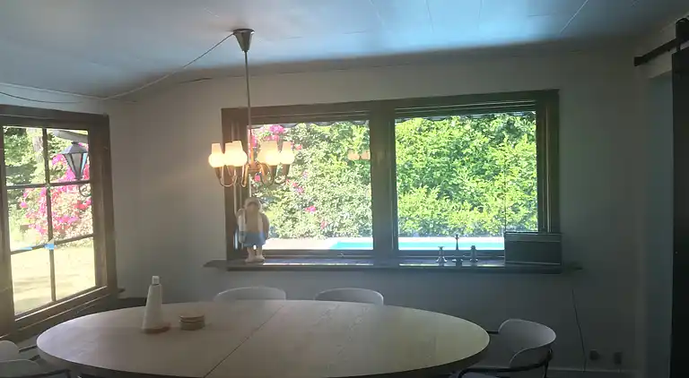 Hyggeligt sommerhus med pool, tæt på strand og by