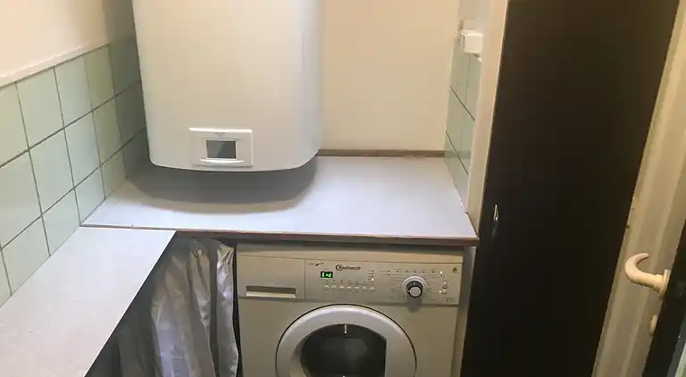 Hyggeligt sommerhus med pool, tæt på strand og by