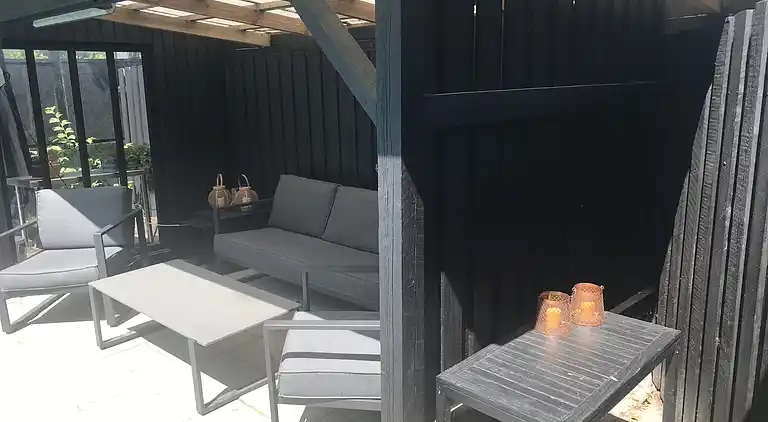Hyggeligt sommerhus med pool, tæt på strand og by
