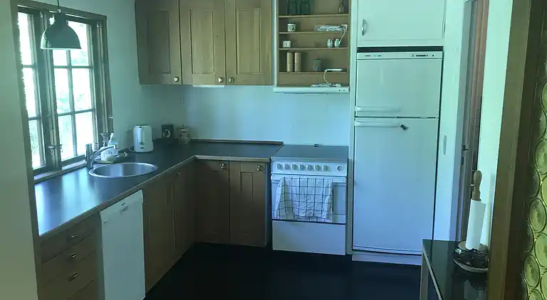 Hyggeligt sommerhus med pool, tæt på strand og by