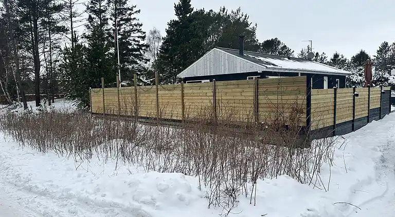 Stilfuldt sommerhus nær strand med stor terrasse