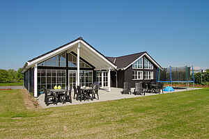 Poolhus med badeland, spa og legerum nær Århus