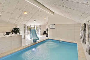 Luksussommerhus med pool, spa og aktivitetsrum