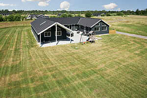 Sommerhus med badeland, aktivitetsrum og terrasse
