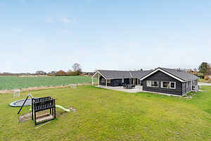 Rymligt sommarhus vid Møns Klint med pool