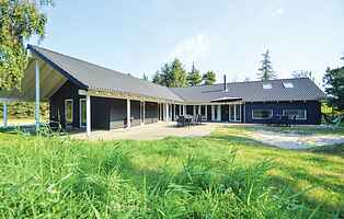 Rummeligt sommerhus ved Sønderstrand med pool