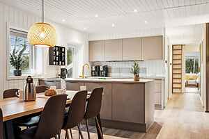 Nyrenoveret sommerhus med pool og spa