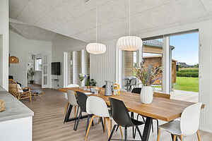 Strandnära sommarhus med havsutsikt & spa