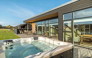 Rummeligt sommerhus til 10 med spa og terrasse
