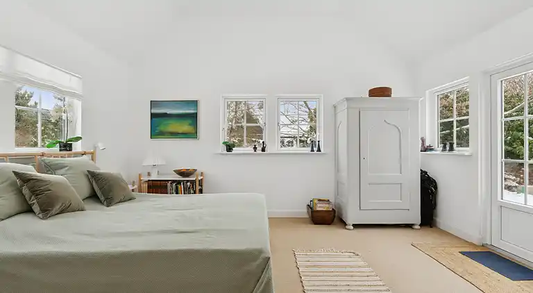 Lys og rummelig sommerhus nær Vejby Strand