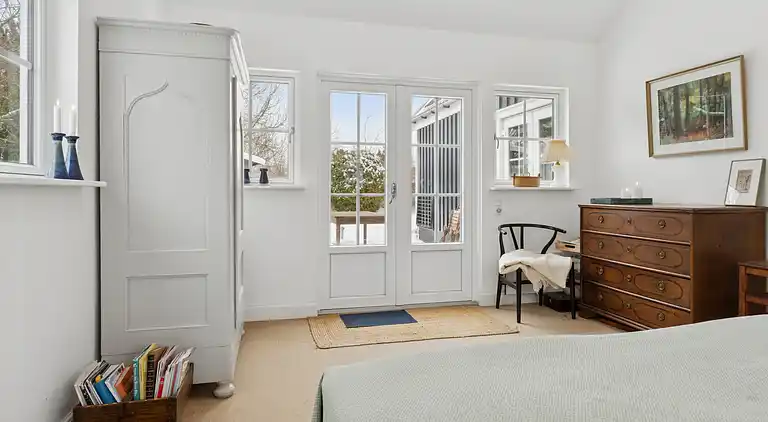 Lys og rummelig sommerhus nær Vejby Strand