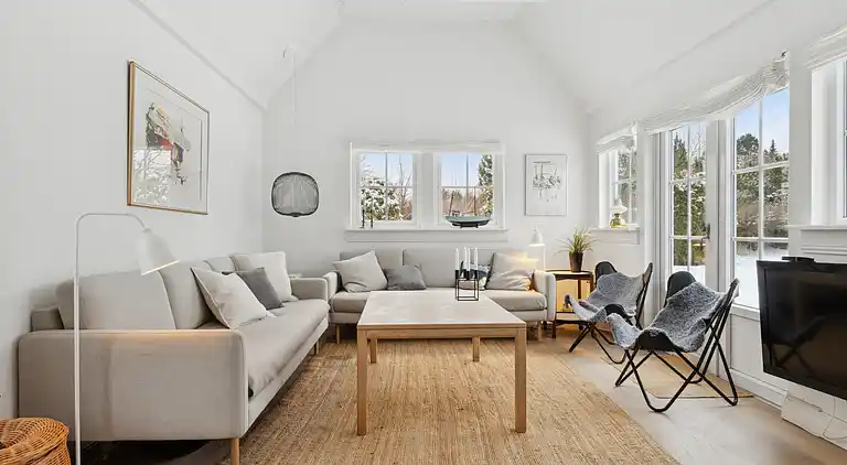 Lys og rummelig sommerhus nær Vejby Strand