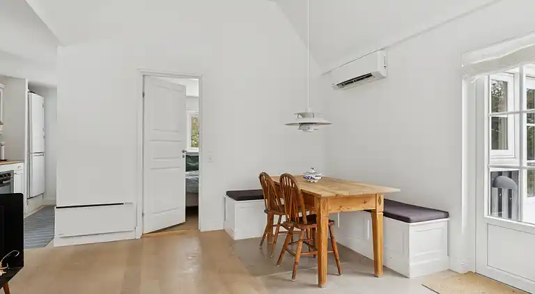 Lys og rummelig sommerhus nær Vejby Strand