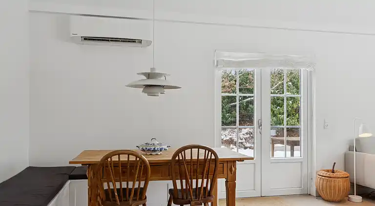 Lys og rummelig sommerhus nær Vejby Strand