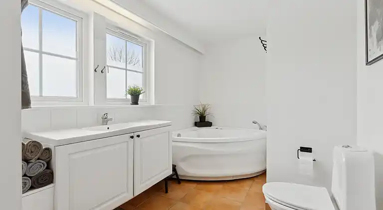 Lys og rummelig sommerhus nær Vejby Strand