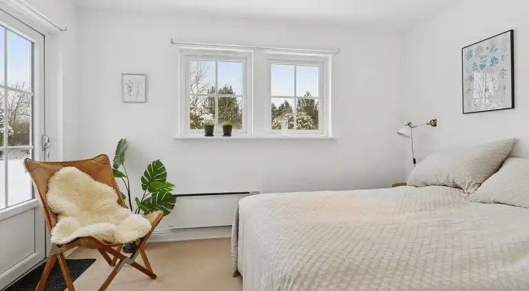 Lys og rummelig sommerhus nær Vejby Strand