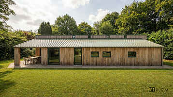 Nyrenovert feriehus nær vannet