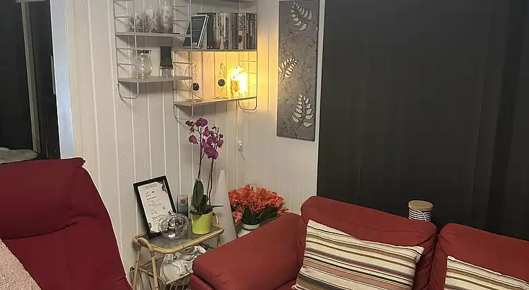 Stilfuldt sommerhus nær strand med stor terrasse