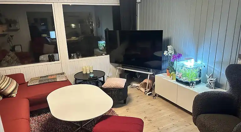 Stilfuldt sommerhus nær strand med stor terrasse