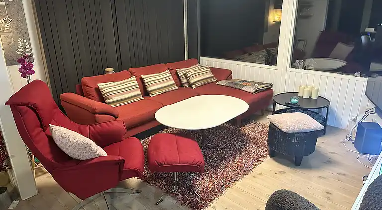 Stilfuldt sommerhus nær strand med stor terrasse