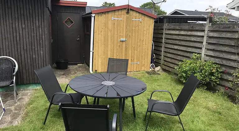 Hyggeligt sommerhus, kun 150 meter fra vandet.